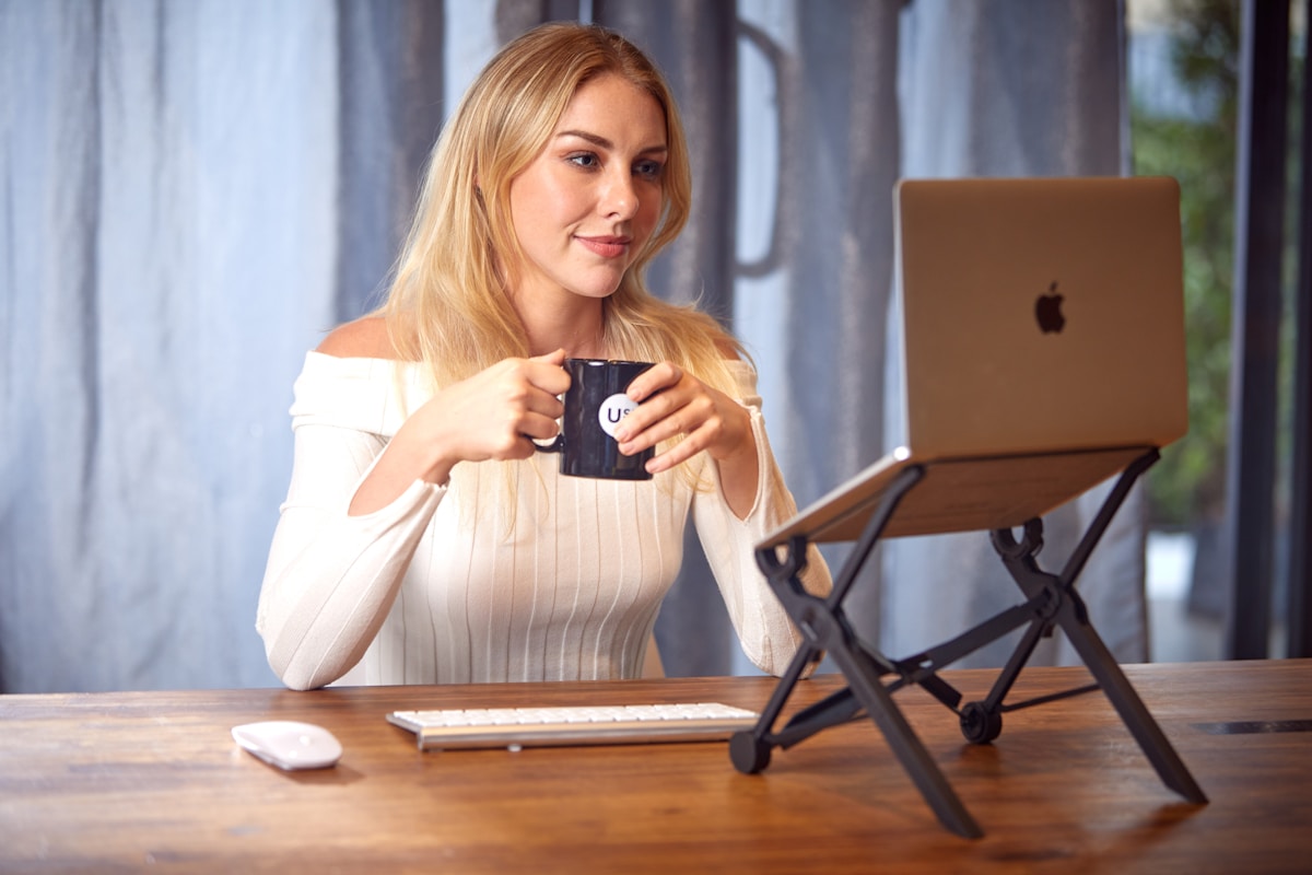 Women working on laptops at a cafe, digital nomad lifestyle Dubai UAE