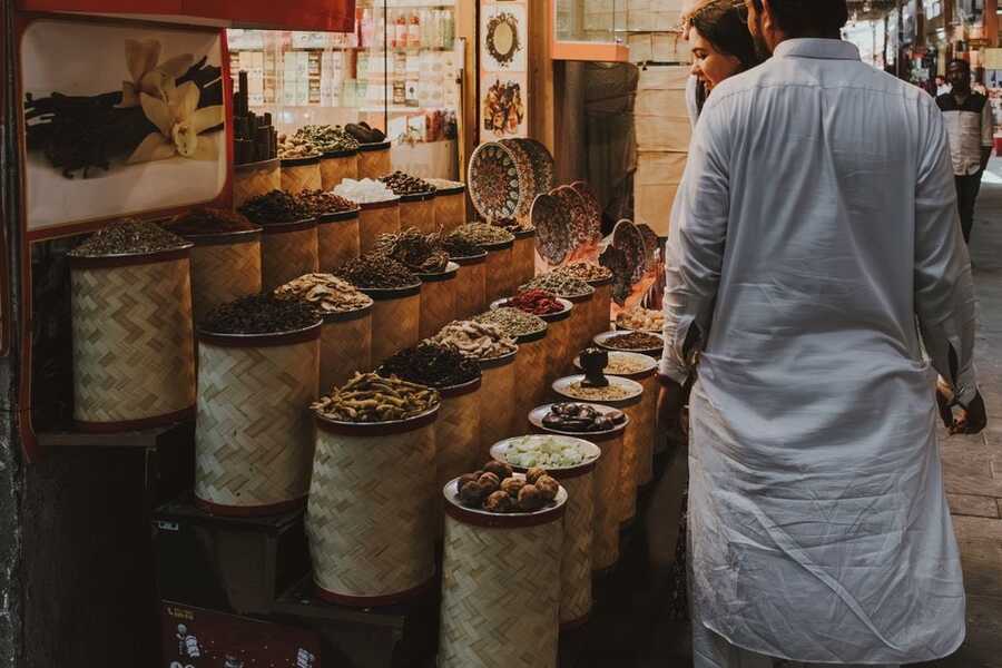 Sacs et paniers d'épices sur un étal du souk des épices de Dubaï